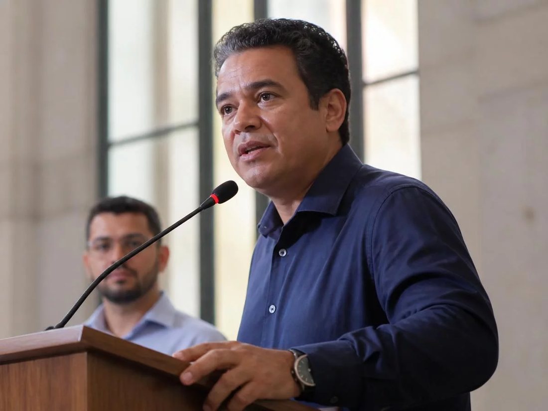 Tampo de mesa visto de cima com um esquema de argumento traçado a lápis